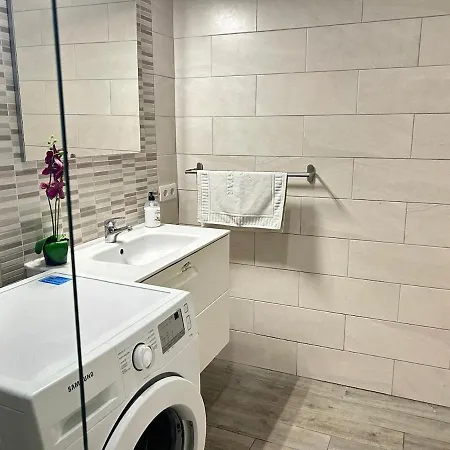 Modern One Bedroom Flat In Yucca Park